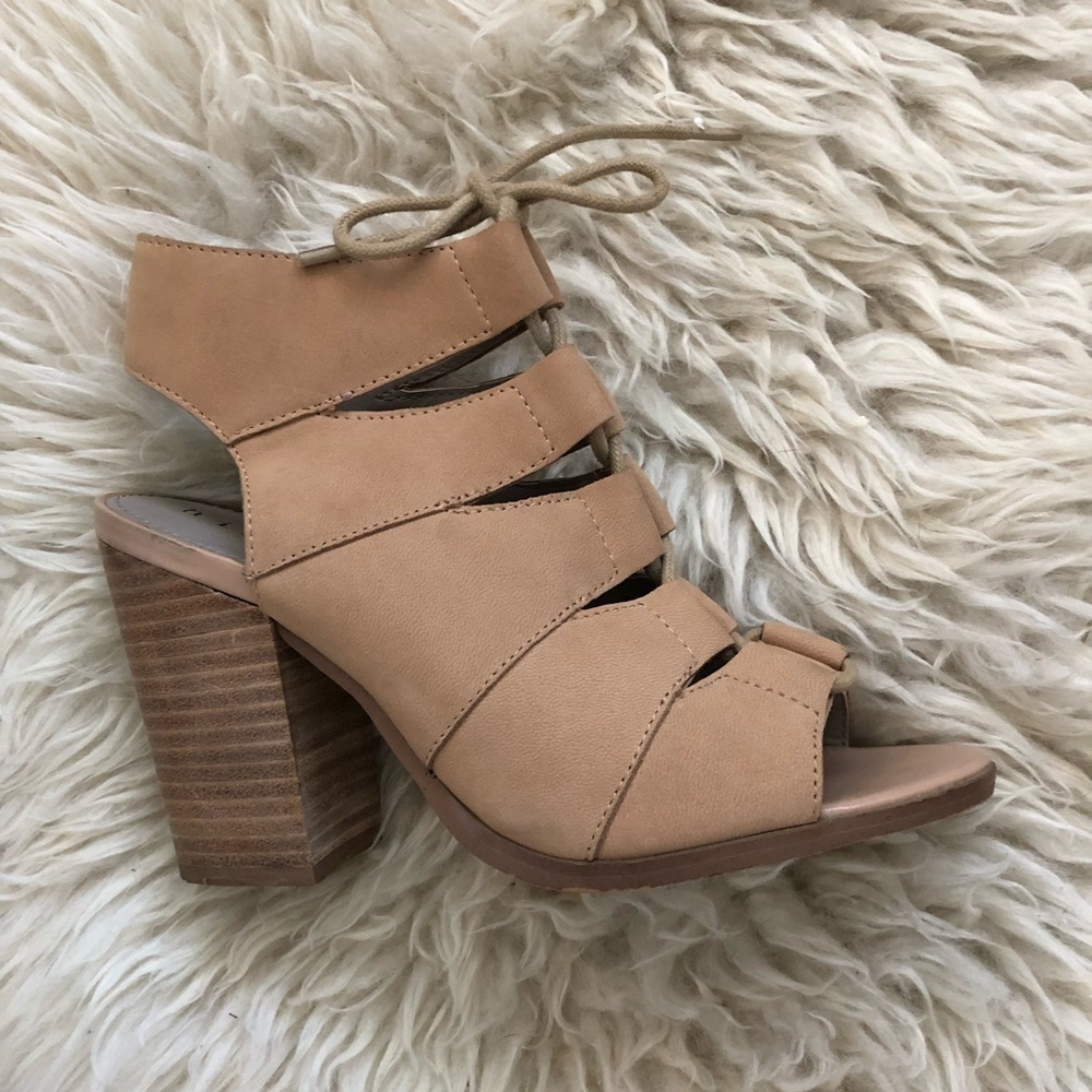 Hinge Cutout Lace Up Sandles